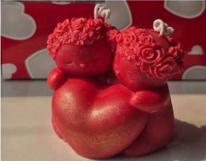 Elf Hug Heart Candle